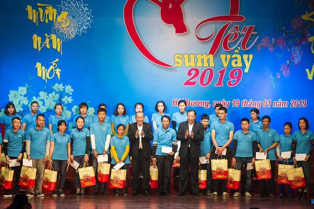 Đồng chí Trương Hoà Bình và đồng chí Nguyễn Mạnh Hiển trao quà cho đoàn viên, NLĐ. Ảnh: Dương Bình