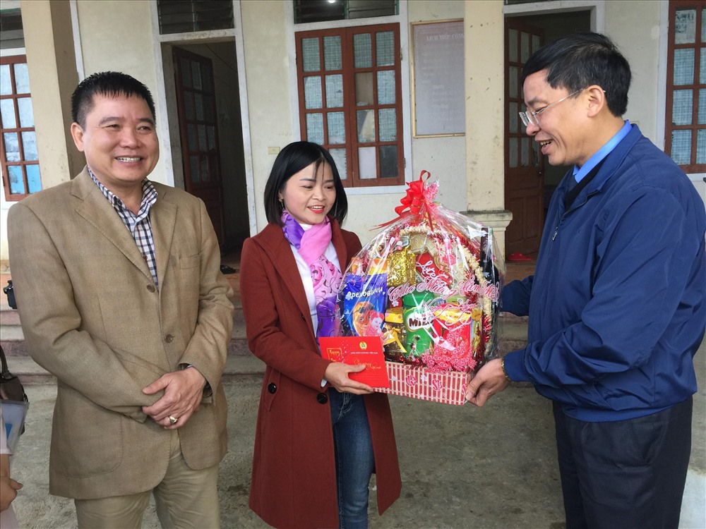 Đồng chí Vũ Minh Đức và Đồng chí Trần Kim Tử trao quà, thăm hỏi giáo viên, học sinh trường Mầm non Na Ngoi