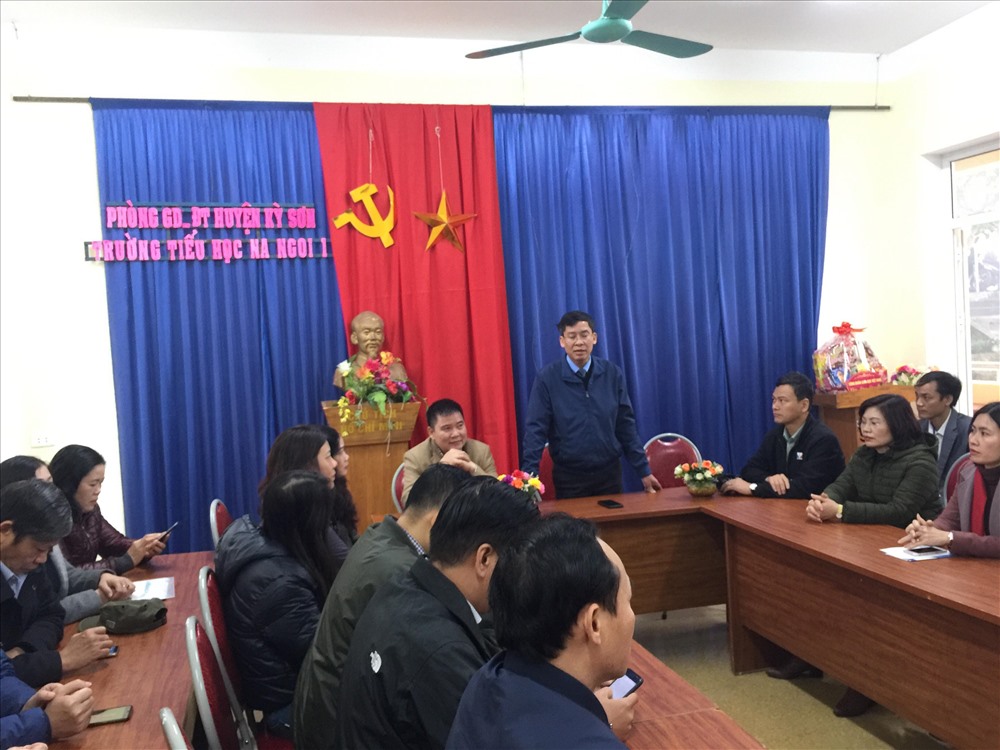 Đồng chí Vũ Minh Đức bày tỏ, cảm thông cùng với các giáo viên miền núi đang còn gặp nhiều khó khăn.