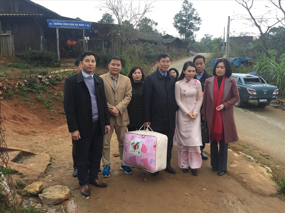 Trao chăn ấm, thăm hỏi những giáo viên còn gặp nhiều khó khăn.