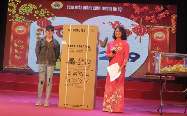 CN Lò Thị Cháo (Cty CP Giày Ngọc Hà) may mắn bốc thăm trúng thưởng được nhận tủ lạnh. Ảnh: Xuân Trường