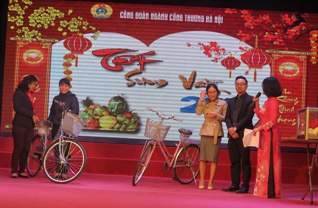Hai nữ đoàn viên, CNLĐ may mắn bốc thăm trúng thưởng được nhận xe đạp. Ảnh: Xuân Trường
