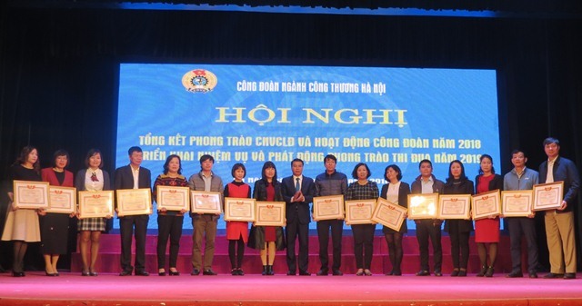 Ông Phạm Anh Minh - Chủ tịch CĐ ngành Công Thương Hà Nội trao bằng khen của CĐ ngành công thương Hà nội cho các tập thể. Ảnh: Xuân Trường