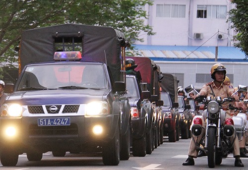 Tổ công tác 363 Công an TPHCM trong ngày đầu ra quân. Ảnh: CA TPHCM