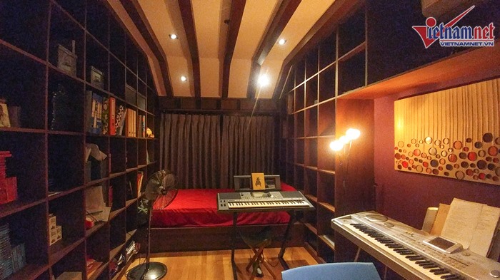 Phòng âm nhạc trong căn hộ của anh – căn phòng duy nhất được bao bọc bởi 4 bức tường để nam ca sĩ thoải mái tập trung luyện thanh hoặc viết nhạc. Tất cả sản phẩm của Hồ Trung Dũng trong 9 năm đi hát cũng được lưu trữ tại đây.