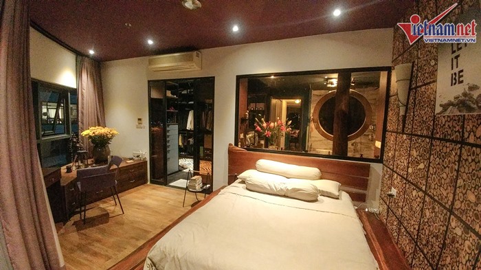 Phòng ngủ đơn giản nhưng thoáng đãng với gió mát tự nhiên. Hồ Trung Dũng đặt một chậu cúc vàng, tự tay chăm tưới mỗi ngày.