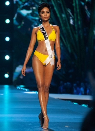 Màn trình diễn bikini của H'Hen Niê tại Miss Universe 2018 nhận được nhiều khen ngợi.