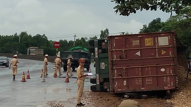 Xe Container chở dăm gỗ lật đè lên 2 nữ sinh.