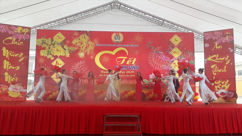 CNLĐ được thưởng thức các tiết mục văn nghệ đặc sắc tại Chương trình. Ảnh: Q.Chi