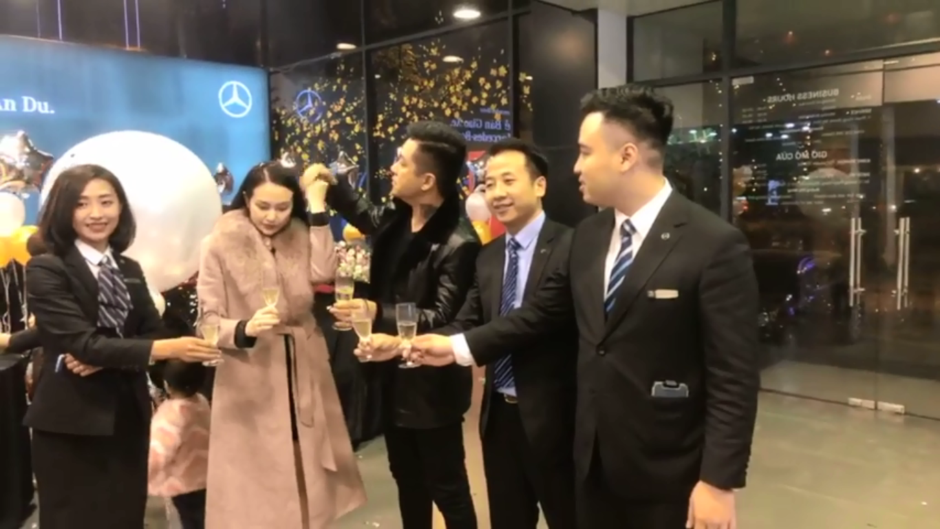 Tuấn Hưng chăm sóc vợ trong ngày nhận xe.