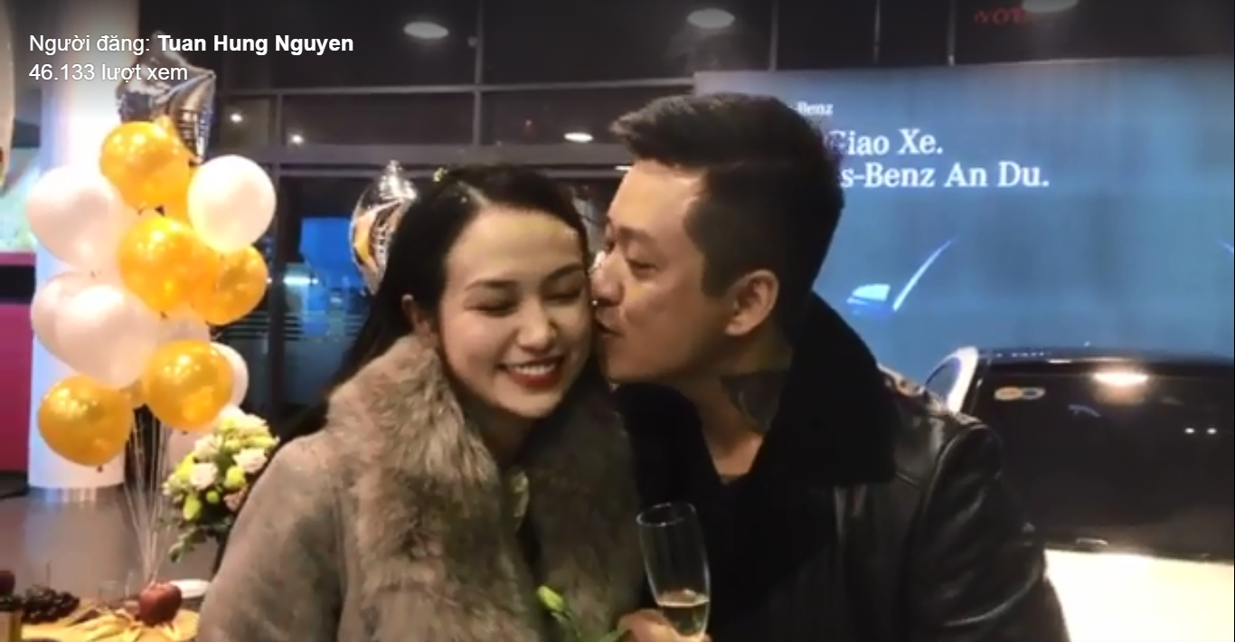 Tuấn Hưng hạnh phúc bên vợ trong ngày nhận xe.