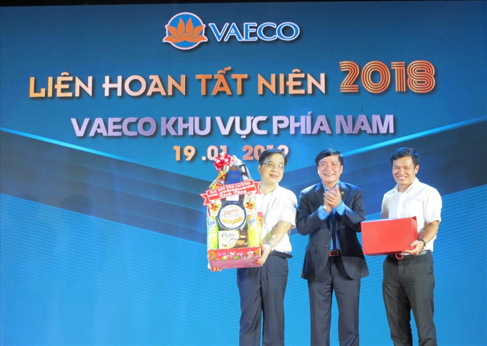 Chủ tịch Tổng LĐLĐ VN Bùi Văn Cường gửi quà chúc Tết của tổ chức CĐ đến CB-CNVLĐ làm việc ở VAECO