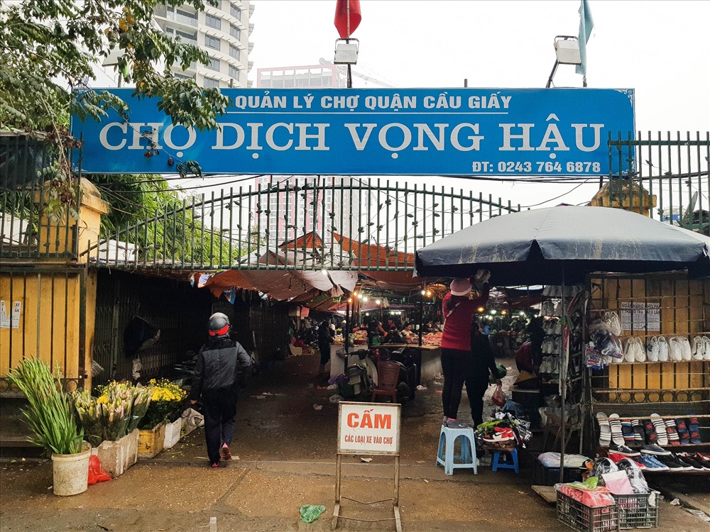 Hơn 20 chợ tạm được đưa vào danh sách “khai tử” nhưng riêng chợ Sinh viên (hay còn gọi là chợ nông sản Dịch Vọng Hậu) vốn là chợ tạm hiện đang lấn chiếm vỉa hè lòng đường đến nay vẫn còn hoạt động gây ô nhiễm môi trường, mất an toàn giao thông, mỹ quan đô thị.