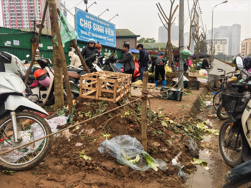 Vỉa hè cũng bị lấn chiếm hoàn toàn.