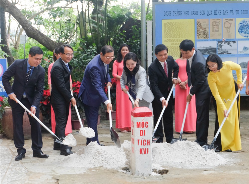 Các lãnh đạo thực hiện nghi thức cắm mốc di tích tại khu vực bảo vệ 1 của Khu di tích Danh thắng Ngũ Hành Sơn. Ảnh: Hoàng Vinh