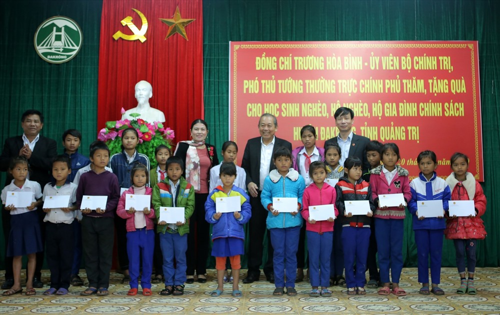 Phó Thủ tướng thường trực Trương Hòa Bình tặng quà cho học sinh và đối tượng chính sách tại huyện Đakrông. Ảnh: Hưng Thơ.