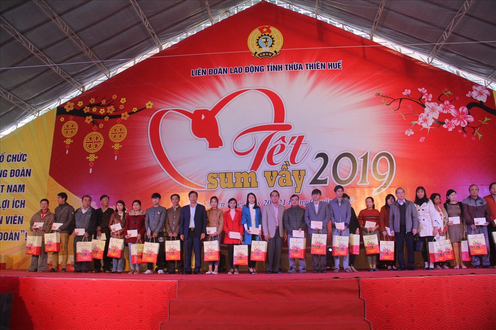 Bộ trưởng Nguyễn Ngọc Thiện cùng đại diện lãnh đạo tỉnh tặng quà cho NLĐ. ảnh: PĐ.