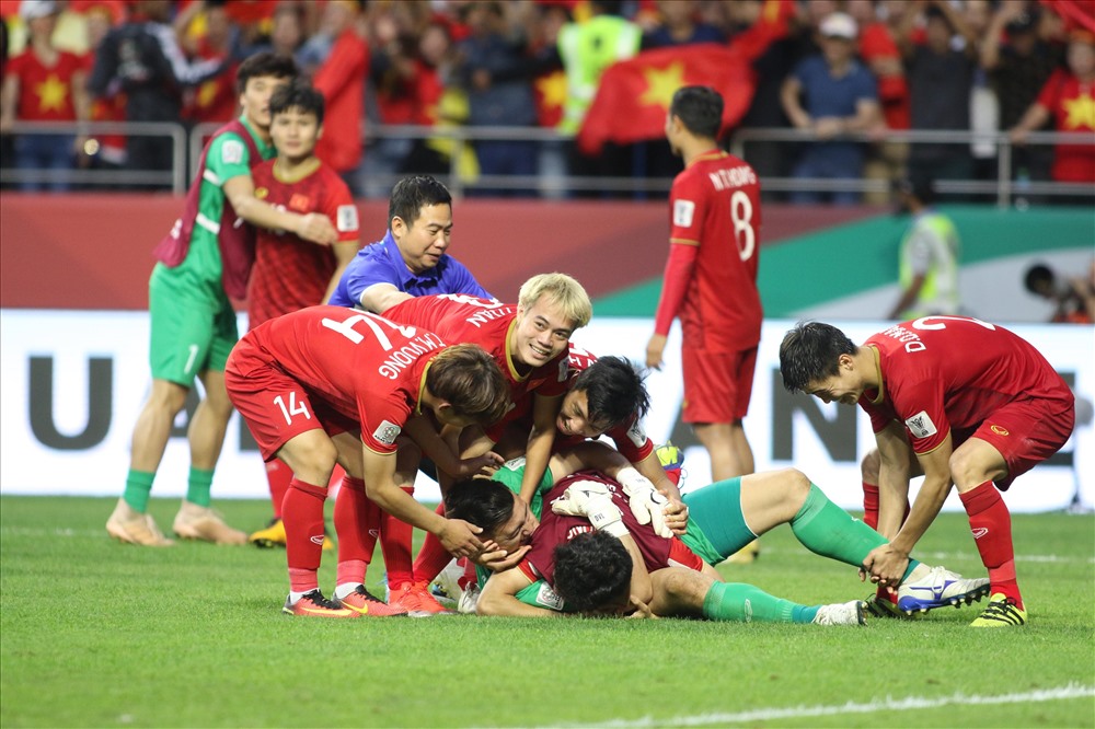 ĐT Việt Nam là cái tên đầu tiên giành vé vào vòng tứ kết Asian Cup 2019. Ảnh: Hữu Phạm