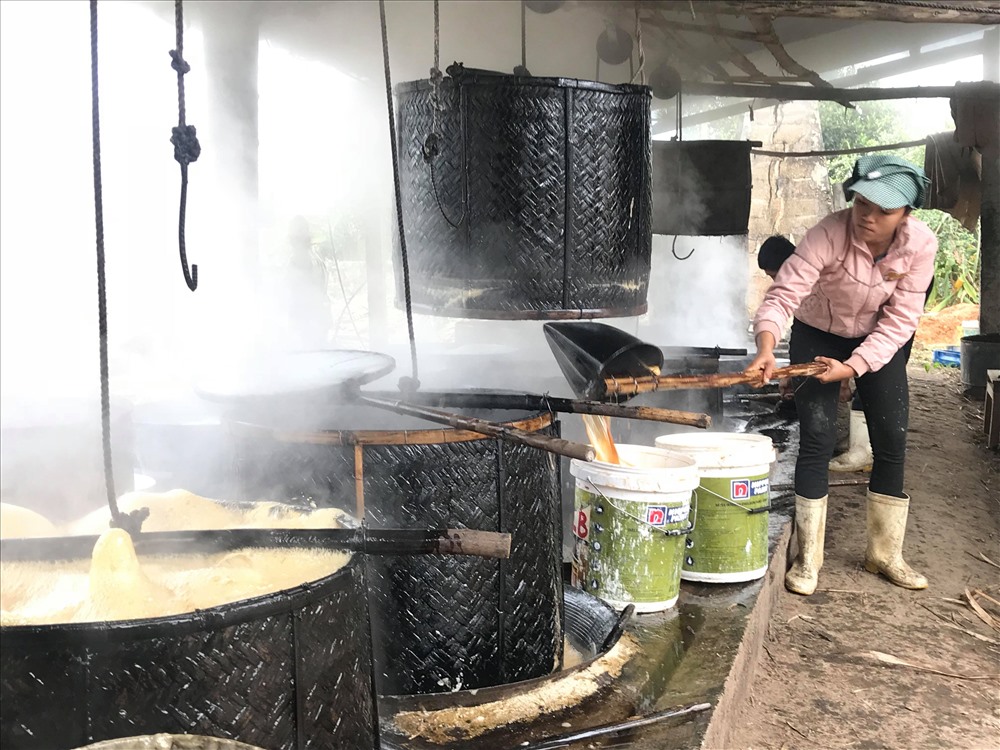Làng Găng có nghề nấu mật mía từ lâu đời của xã Nghĩa Hưng, thời điểm này đang là giai đoạn nhộn nhịp nhất của vụ