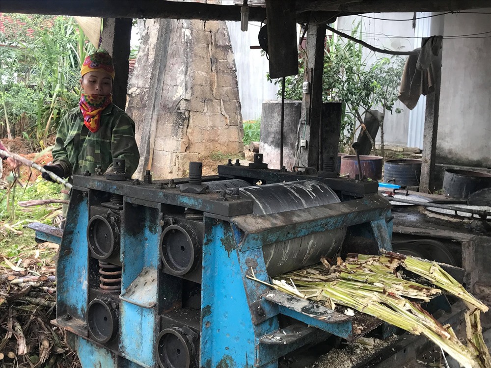 Nấu mật mía nhìn thì đơn giản nhưng trải qua rất nhiều công đoạn, từ thu thập nguyên liệu từ ngoài ruộng, đến tuốt vỏ, ép nước mía, nấu và chắt lọc mật. Trong tất cả các giai đoạn đó, thì quan trọng nhất chính là công đoạn keo mật