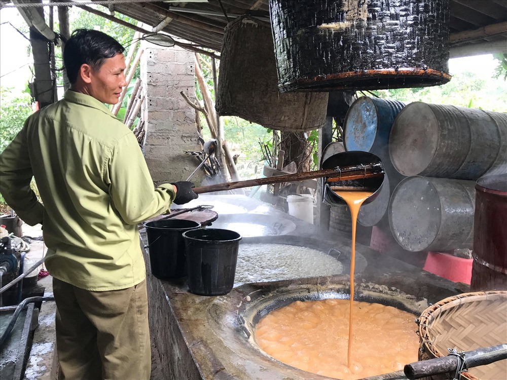 Ông Điểm có hơn 30 năm làm nghề nấu mật mía, ông cho biết, muốn mật ngon phải đứng “canh” các chảo mật lớn trong nhiều giờ để đảo liên tục và đều tay, khi mật sôi thì vớt váng mật, nếu không chú ý mật sẽ bị cháy có màu đen và không được thơm ngon, khi nước mía bắt đầu sền sệt chuyển sang màu nâu vàng thì mới hoàn thành việc nấu mật