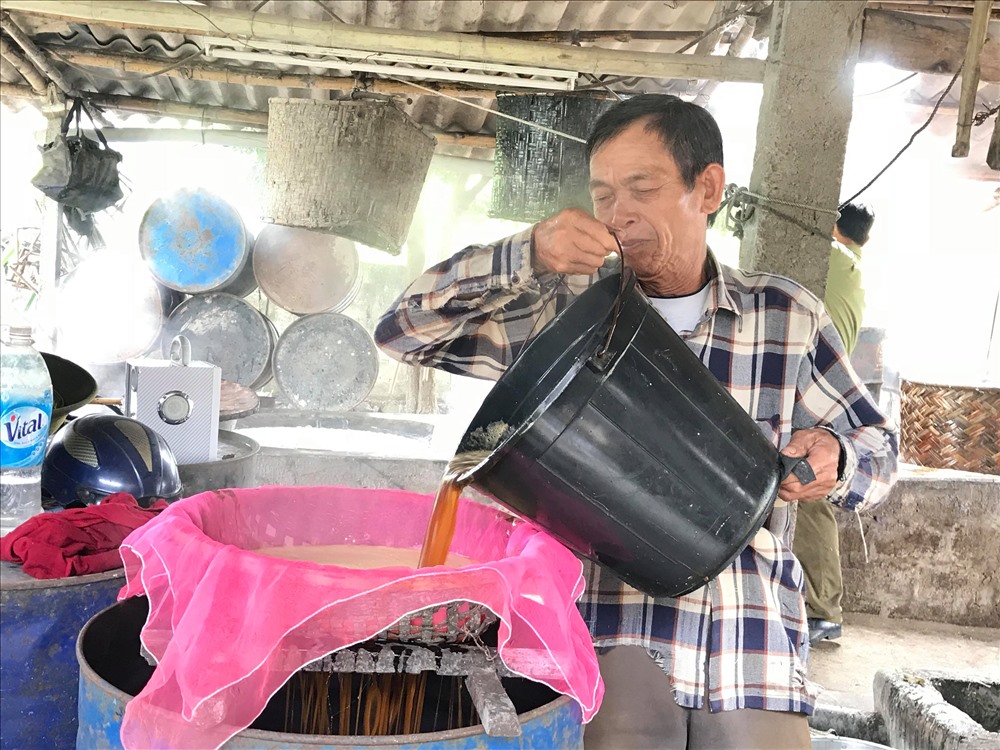 Để đổ mật vào trong phi được ngon, thì người nấu mật tiếp tục lọc qua lớp vải màn để mật có thể lọc sạch cặn, khi mật nguội thì sẽ có một lớp bọt đường lên trên sản phẩm mật mới hoàn thành