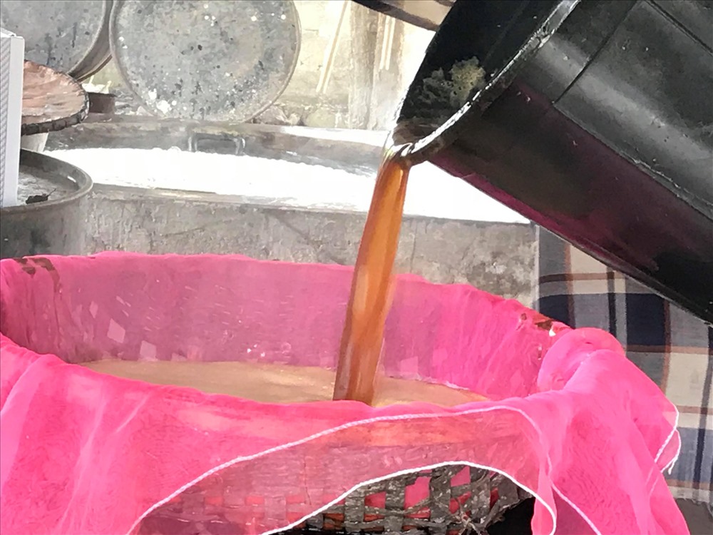 Để đổ mật vào trong phi được ngon, thì người nấu mật tiếp tục lọc qua lớp vải màn để mật có thể lọc sạch cặn, khi mật nguội thì sẽ có một lớp bọt đường lên trên sản phẩm mật mới hoàn thành
