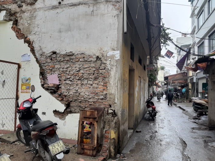 Nhiều người dân còn băn khoăn với phương án đền bù GPMB mở rộng ngõ Chùa Liên Phái. Ảnh PV