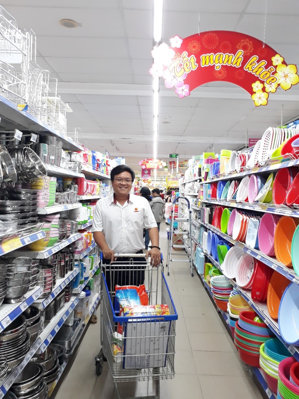 Tham gia ngày hội mua sắm, các anh trổ tài đi chợ để mang đến bất ngờ cho vợ vào dịp Tết này