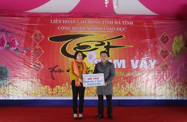 Đại diện Công ty CP Lữ hành Thành Sen hỗ trợ 10 triệu đồng cho Công đoàn Giáo dục Hà Tĩnh