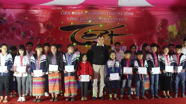 Đại diện Quỹ Khuyến học Hà Tĩnh cũng trao quà cho học sinh có hoàn cảnh khó khăn 