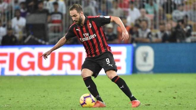 Higuain sẽ tìm được bến đỗ mới sau tháng ngày phiêu bạt tại AC Milan?. Ảnh Marca