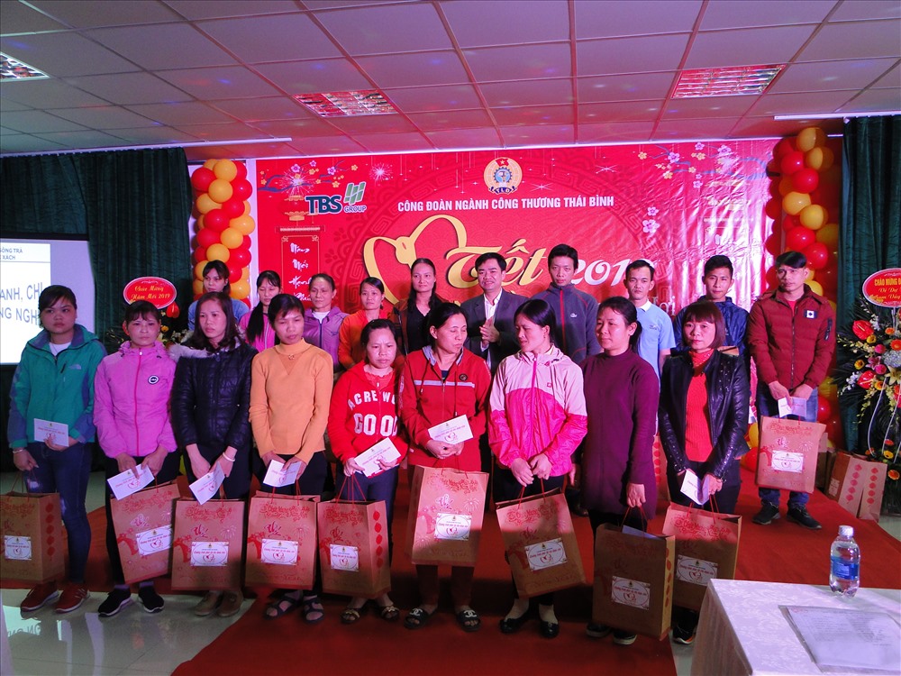 Đồng chí Bùi Xuân Vinh - Chủ tịch LĐLĐ tỉnh Thái Bình - trao quà cho CNLĐ.