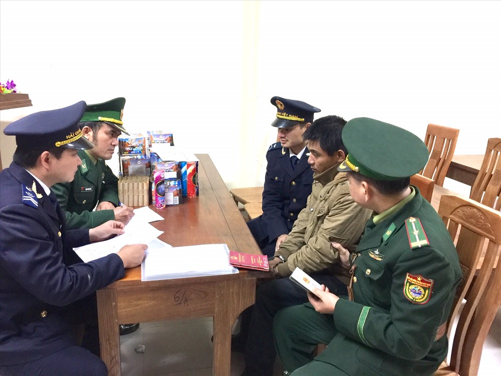 Lực lượng chức năng tiến hành lấy lời khai đối với đối tượng Phạm Công Bằng