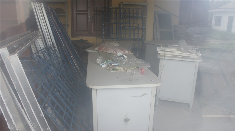 Do lâu ngày không có người sử dụng nên hầu hết các thiết bị dùng để thực hành, thực nghiệm đều đã hư hỏng nghiêm trọng, bụi đất bao phủ, nhiều đồ dùng còn được viết vẽ bậy…