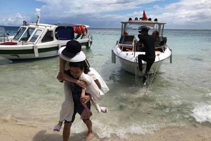 Trường Giang cũng từng ga lăng cõng bà xã Nhã Phương khi cả hai đi du lịch Phú Quốc sau đám cưới.