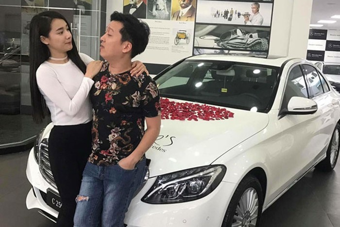 Trước khi cưới, “Mười khó” vốn rất chiều chuộng nửa kia của mình. Anh từng tặng xe tiền tỷ cho Nhã Phương.