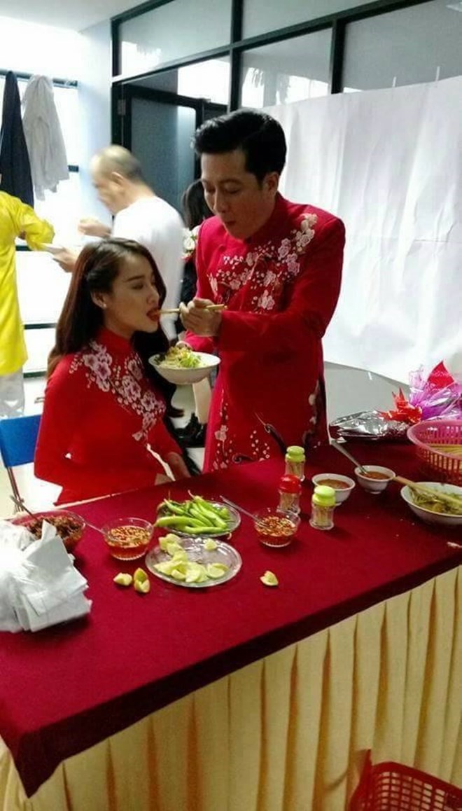 Hình ảnh Trường Giang bón cơm cho Nhã Phương trong hậu trường bị fan bắt gặp khá nhiều lần.