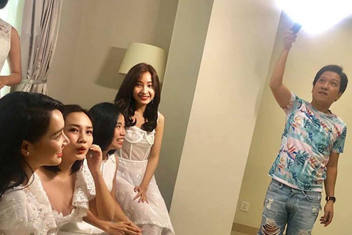 Trường Giang tự tay hắt đèn cho bà xã chụp ảnh trong đám cưới.