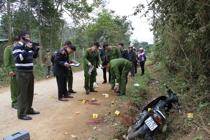 Cơ quan công an khám nghiệm hiện trường.