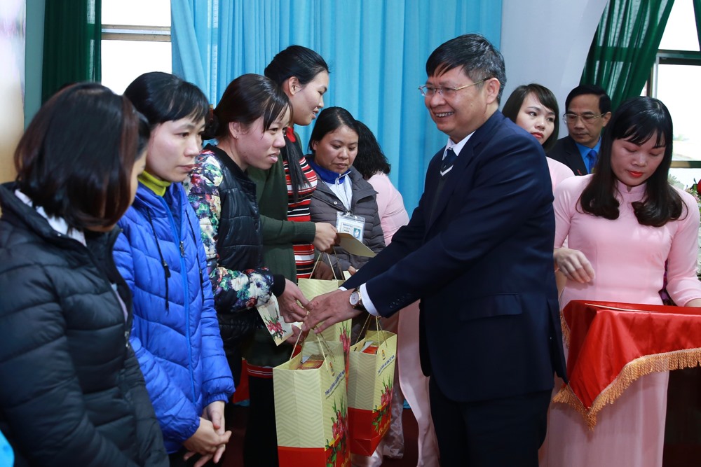 Đồng chí Phan Văn Anh, Phó Chủ tịch Tổng LĐLĐVN trao quà tới CNLĐ. Ảnh: Hải Nguyễn.