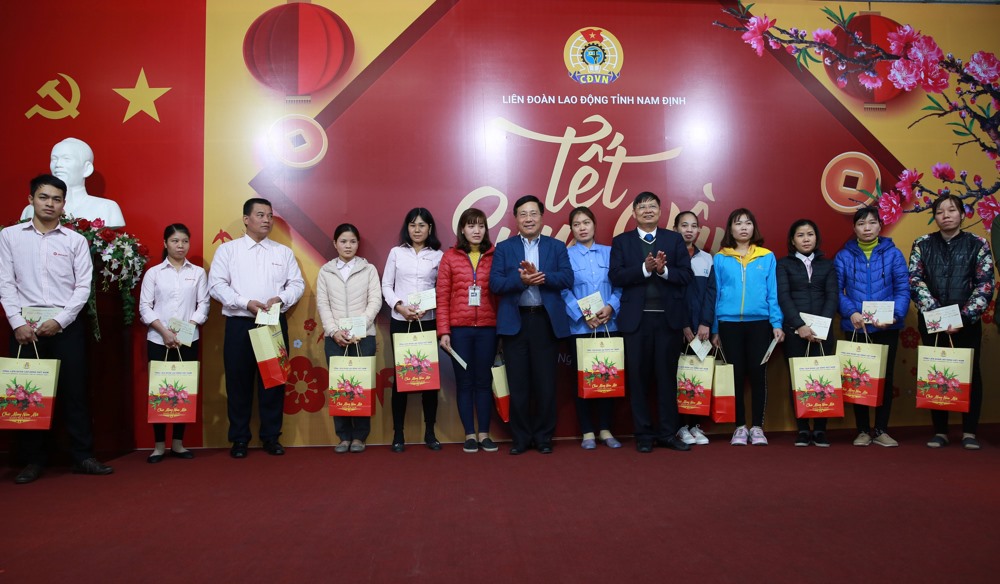Đồng chí Phạm Bình Minh, Ủy viên Bộ Chính trị, Phó Thủ tướng Chính phủ, Bộ trưởng Bộ Ngoại giao và đồng chí Phan Văn Anh, Phó Chủ tịch Tổng LĐLĐVN trao quà tới CNLĐ. Ảnh: Hải Nguyễn