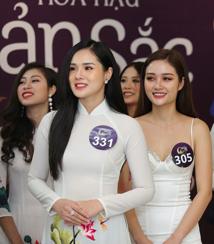 Huyền Trang gây chú ý khi xuất hiện tại buổi casting “Hoa hậu Bản sắc Việt toàn cầu“.
