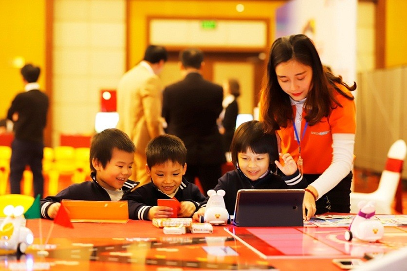 Trẻ hào hứng với việc học bằng công nghệ cao