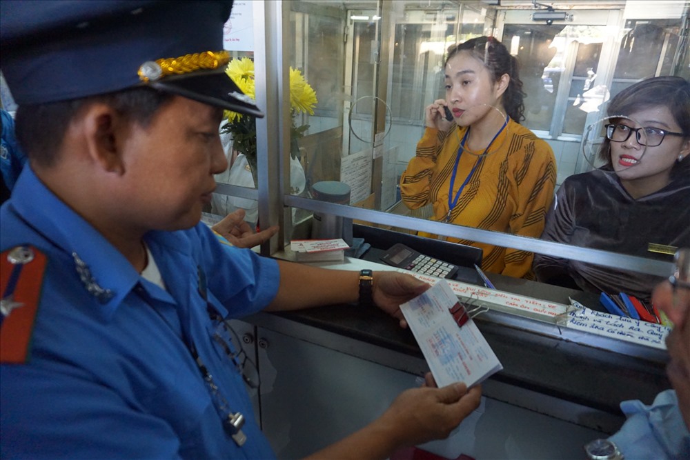 Thanh tra Sở Giao thông Vận tải TPHCM kiểm tra tình hình bán vé ở Bến xe Miền Đông. Ảnh: M.Q