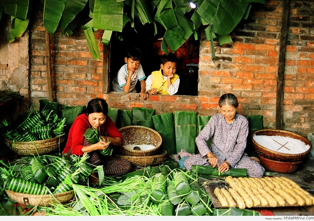 Nhiều người vẫn lựa chọn về bên gia đình ăn Tết.