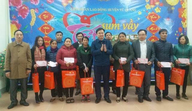 Đồng chí Ngô Đình Vân - PCT LĐLĐ Hà Tĩnh trao quà cho đoàn viên khó khăn tại chương trình Tết sum vầy do LĐLĐ huyện Vũ Quang tổ chức