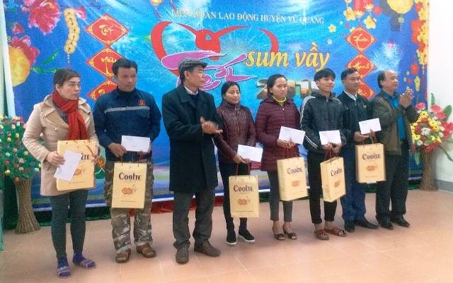 Chủ tịch LĐLĐ huyện Vũ Quang trao quà cho đoàn viên khó khăn