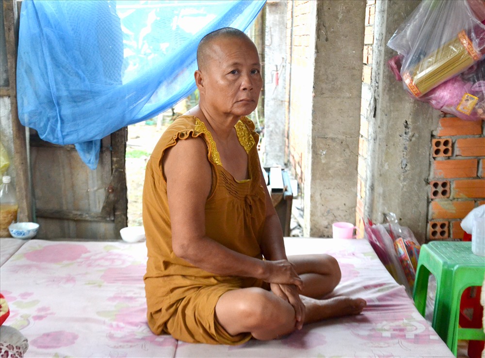 Từ ngày bị tai biến, bà Nương chỉ ngồi một chỗ, mọi sinh hoạt do chị Phương chăm lo. Ảnh: Lục Tùng