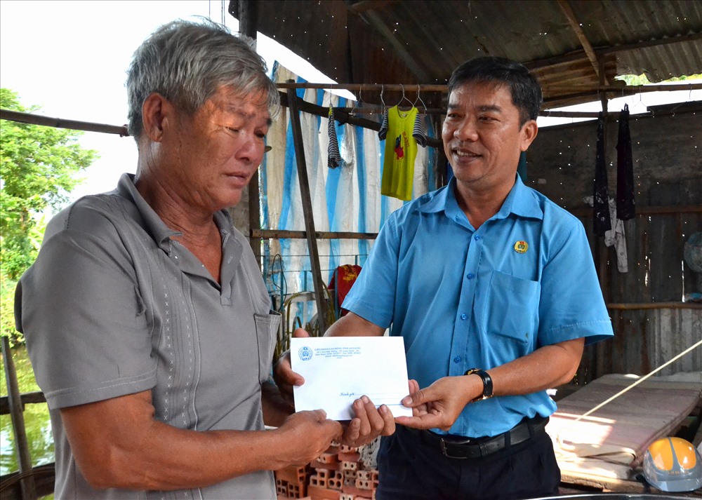Phó Chủ tịch LĐLĐ An Giang Nguyễn Hữu Giang trao hỗ trợ cho đại diện gia đình chị Phương. Trong ảnh ông Nguyễn Văn Ẩn - cha ruột chị Phương nhận hỗ trợ. Ảnh: Lục Tùng